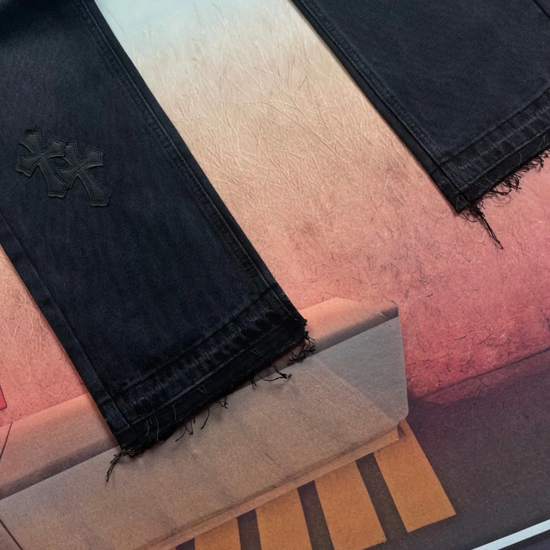 🅿️236 🔘Style No.-KL151 🔘Cro Heart𝐂𝐡𝐫𝐨𝐦𝐞 𝐇𝐞𝐚𝐫𝐭 Classic CH Cross Patch Leather Jeans [Black Black]* The top-notch heavy-duty washing water gives the denim a natural aged texture, making it softer and softer to the touch, and every fold is a filter of age. The calfskin cross is fully laser-cut, with neat lines like works of art, and high-grade matte edges. The distressed silver hardware has its own retro buff, and the buttons and zippers tell a story the more they are used. The straight silhouette is perfect for concealing your body, and the hips become wider and the legs become thicker in seconds. Pair it with short boots to make you look taller, or wear it with dad shoes for a lazy look. You can wear it casually with a white T-shirt and it will make you shine. From the leather to the wiring, everything is top-notch, and you can tell the texture at the first touch - it's not in the same dimension as the currency at all!  Size: S M L XL (28.30.32.34) Color: black with black, black with white, black with pink